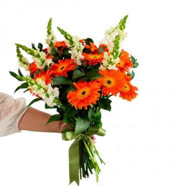 Buquê de 12 gerberas laranjas e 10 boca de leão branca
