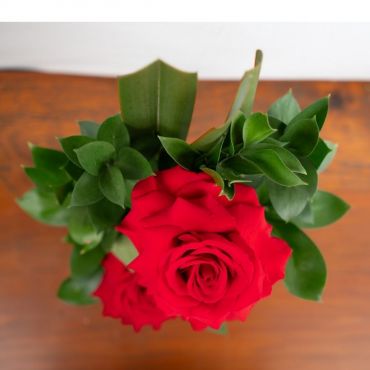 Arranjo com 3 rosas colombianas no vidro