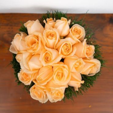 arranjo de rosas na cor champagne no vidro