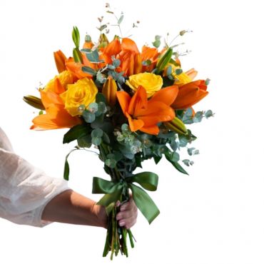 Buquê de 6 rosas amarelas e galhos de lírio laranja