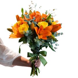Buquê de 6 rosas amarelas e galhos de lírios laranjas
