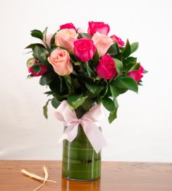 Arranjo no vaso de vidro com 18 rosas nacionais nas cores cor de rosa e pink