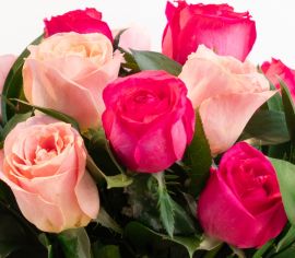 Arranjo no vaso de vidro com 18 rosas nacionais nas cores cor de rosa e pink