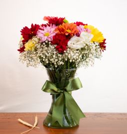 Arranjo com flores do campo no vaso de vidro