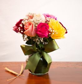 Arranjo com 12 rosas nacionais coloridas no vaso de vidro. 