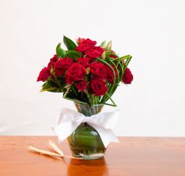 Arranjo com mini rosas vermelhas no vaso de vidro