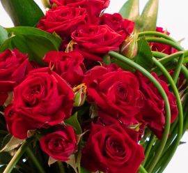 Arranjo com mini rosas vermelhas no vaso de vidro